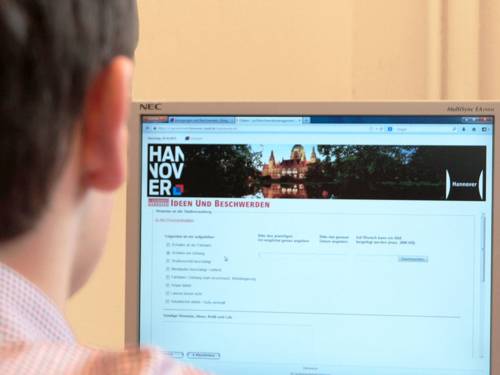Internutzer füllt am Monitor das Online-Formular "Ideen und Beschwerden" aus