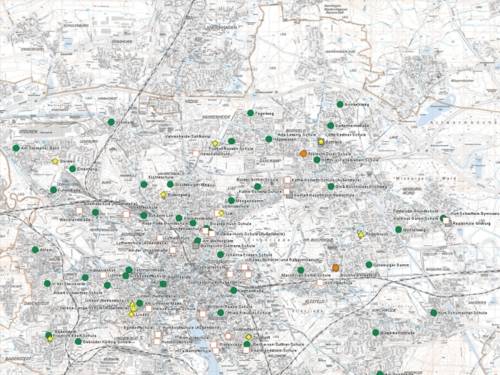 Auf einer Stadtkarte sind mit verschiedenen Symbolen (grüne Punkte, gelbe Rauten, weiße Quadrate, orange Punkte, gelbe Dreiecke) die unterschiedlichen Schulformen in Hannover markiert.