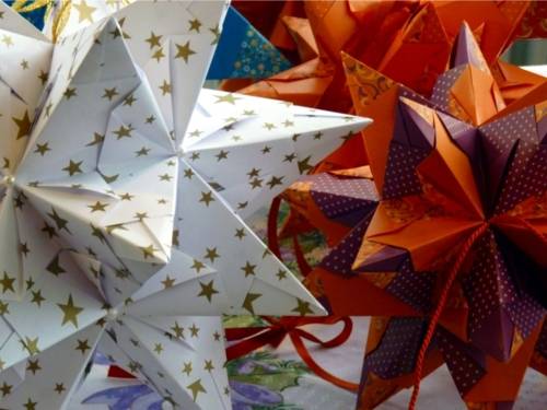 Selbstgebastelte Weihnachtssterne.