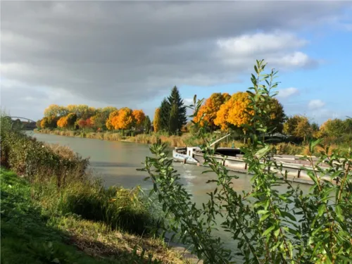 Mittellandkanal im Stadtbezirks Bothfeld-Vahrenheide mit einem Transportschiff.