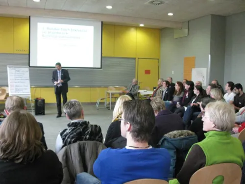 Zahlreiche Teilnehmer beim Treffen Runden Tisch Inklusion in der Herschelschule.