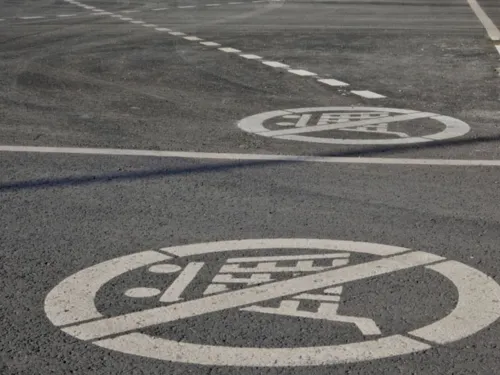 Auf dem Asphalt ist das Symbol der Wegfahrsperre eingezeichnet.