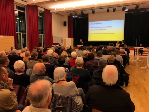 Auf dem Bild sind Menschen bei einem Netzwerktreffen zu sehen.