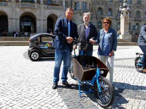Lastenpedelecübergabe vorm Neuen Rathaus.