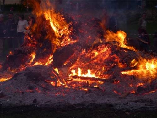 Osterfeuer auf einem Stadtplatz.