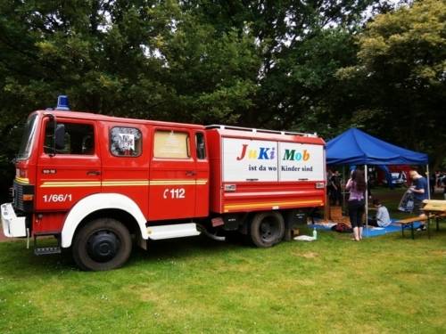 Auf dem Bild ist das JuKiMob Feuerwehrauto zu sehen. 