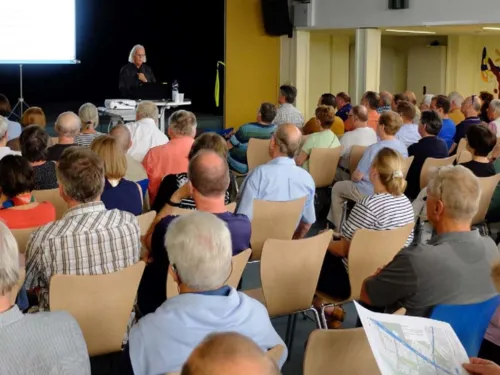 Vortrag vor Bürgerinnen und Bürgern.