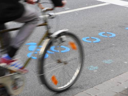 Ein Radfahrer fährt an den Symbolen des City-Radrings vorbei