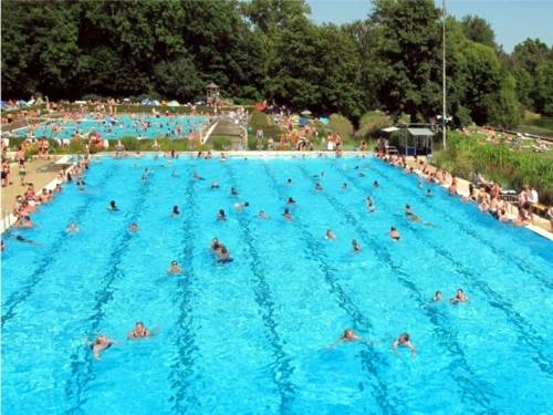 Freibad Ricklingen mit zahlreichen Besucherinnen und Besucher.