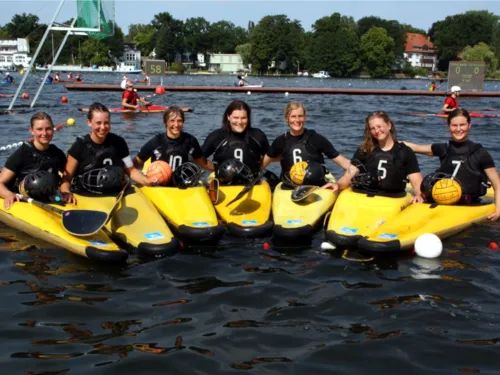 Gruppenfoto der Lister Damen in ihren Kanus auf einem Gewässer. 