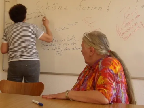 Tafel mit der Übersetzung von Schöne Ferien in Teilnehmersprachen