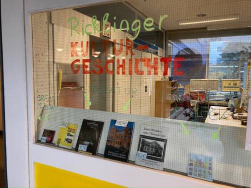 Musik, Literatur und Postkarten, die es im Stadtteilzentrum Ricklingen zu kaufen gibt