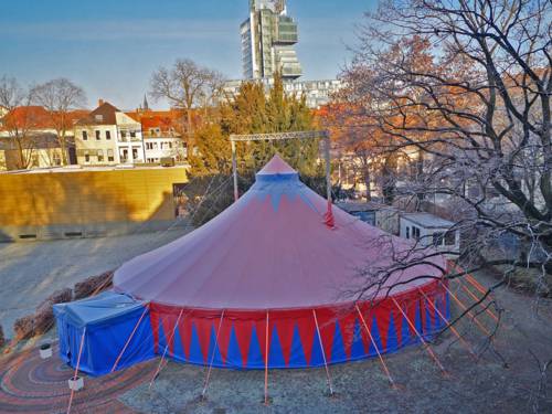 Zirkuszelt im Garten des Haus der Jugend, im Hintergrund das Gebäude der Nord-LB