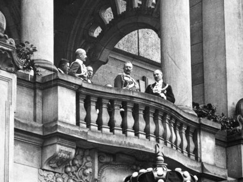 Stadtdirektor Heinrich Tramm und Kaiser Wilhelm II. auf dem Rathausbalkon