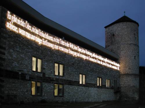 Historisches Museum bei Nacht mit Leuchtskulptur von Joseph Kosuth "Leibniz Located (Exterior)" aus dem Jahr 2000 