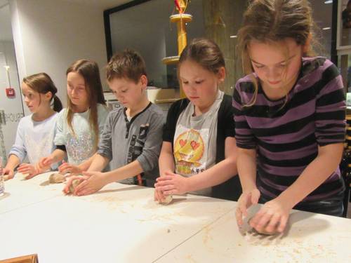 Kindergeburtstag Hygiene - Kinder beim Seife kneten