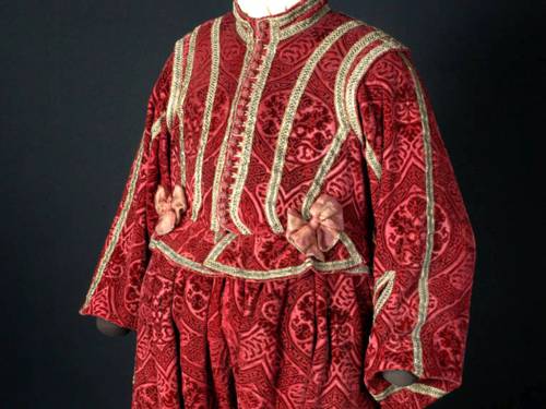 Detail vom Wams und der Hose von Moritz aus Buxtehose aus rotem Seidensamt 