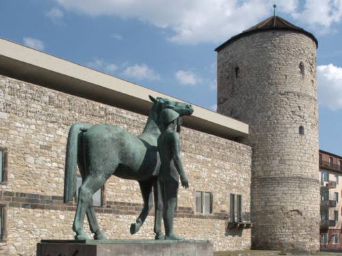 Das Historische Museum am Hohen Ufer mit der Skulptur "Mann mit Pferd" von Hermann Scheuernstuhl, 1957