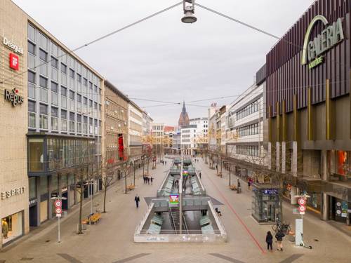 Drohnenfotografie durch die Bahnhofstraße mit Blick auf den Turm der Marktkirche