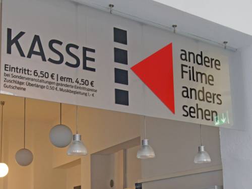Ein Schild mit Eintrittspreisen 