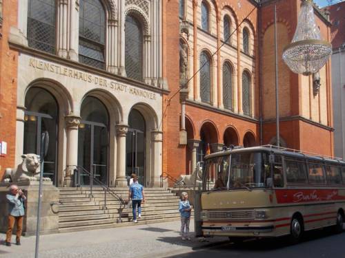 Der Bussa Nova Bus steht vor dem Künstlerhaus