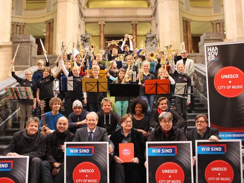 Unterstützer der "City of Music"-Bewerbung und eine Bläserklasse der Schillerschule auf der Rathaustreppe 