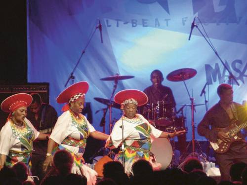 The Mahotella Queens gehören als drei- bis fünfköpfige Vokalgruppe zu den bekanntesten Vertretern des Mbaqanga, eines populären südafrikanischen Musikstils.