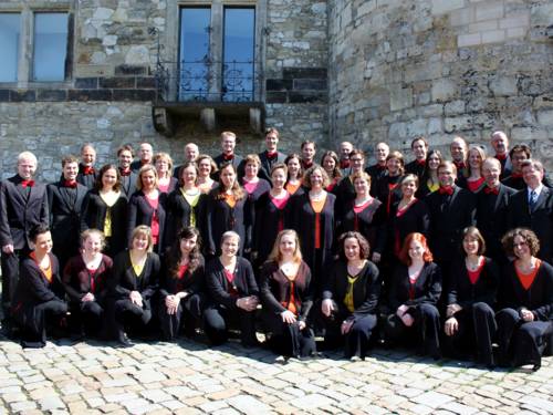 Gruppenaufnahme der Sängerinnen und Sänger vor einem historischen Gebäude