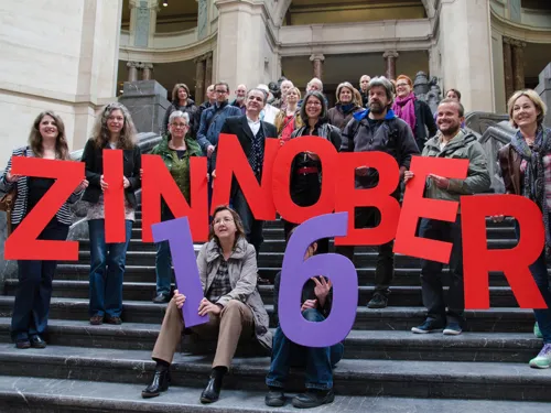 Die Akteure des 16. ZINNOBER-Kunstvolkslaufs auf der Treppe in der Kuppelhalle des Neuen Rathauses