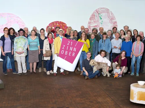 KünstlerInnen, GaleristInnen und Kunstschaffende des ZINNOBER-Wochenendes 2018. Im Hintergrund Kunst von Karl Möllers.