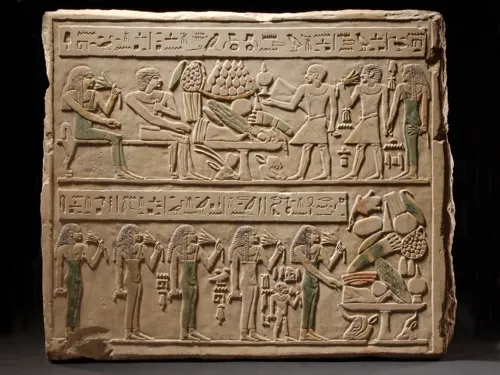 Eine Steintafel, in die Figuren und Hieroglyphen gemeißelt sind