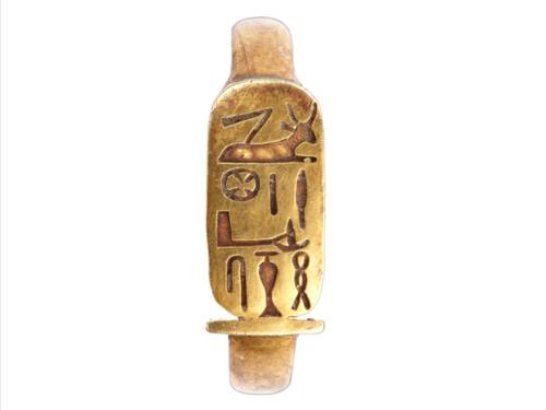 Goldring mit Inschrift: "(Die Kuh-Göttin) Hesat (von Tep-)Ihu, schenkt (dem Träger dieses Ringes) Gunst". Dm 2.1 cm. Ägypten um 1300 v. Chr.