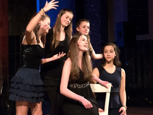 Schauspiel, Tanz und Gesang