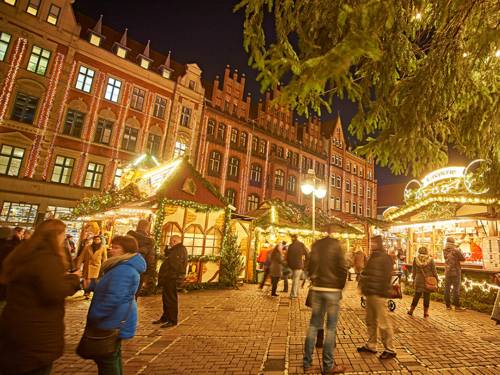 Der Hanns-Lilje-Platz ist ein von Altbauten umgebener Platz neben der Marktkirche, auf dem in der Adventszeit auch die Bühne des Weihnachtsmarktes aufgebaut ist