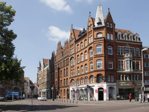 Der Hanns-Lilje-Platz ist ein von Altbauten umgebener Platz neben der Marktkirche