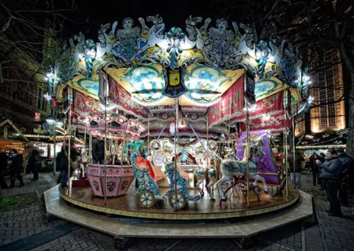Weihnachtsmarkt Hannover: Historisches Pferdekarussell von 1870
