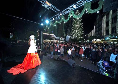 Weihnachtliches Bühnenprogramm auf dem Weihnachtsmarkt Hannover