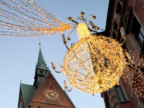 Beleuchtete Weihnachtsdekoration mit Marktkirchenspitze im Hintergrund