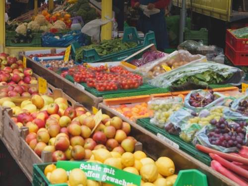 Frisches Obst und Gemüse an einem Marktstand auf dem Wochenmarkt