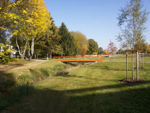 Brücke über ein Flüßchen im Wissenschafts- und Technologiepark Marienwerder