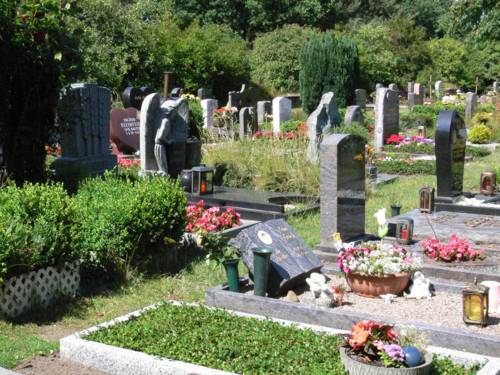 Gräber auf dem Friedhof in Lahe