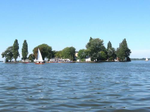 Insel Wilhelmstein im Steinhuder Meer an einem Sommertag mit blauem Himmel