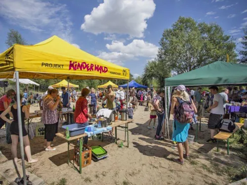 Gut besuchte Stände beim Kinderwaldfest