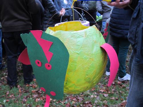 Eine bunt beklebte Laterne