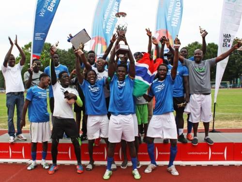 Männer in Sporttrikots, die sich freuen. 