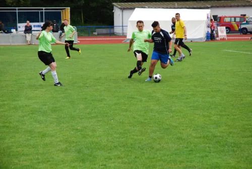 Fußballer/innen auf einem Spielfeld