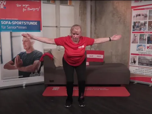 Screenshot eines Videos, das eine Frau beim Training zeigt. 