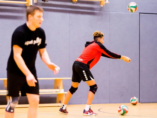 Jugendliche beim Volleyball-Training