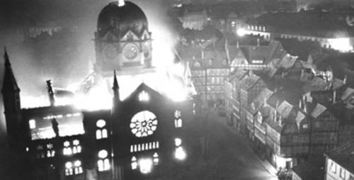 Am 10. November 1938 zerstörten Kommandos der hannoverschen SS die Neue Synagoge, die gegen Mitternacht ausgeraubt und in Brand gesteckt wurde.