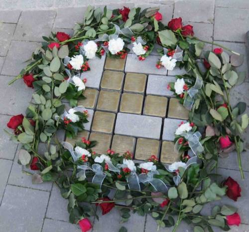 Wiedereingesetzte Stolpersteine für die Familie Fischer in der Röselerstr. 5-7
